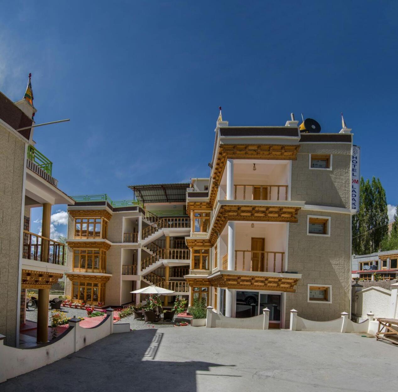 Hotel Om Ladakh Leh Exteriör bild