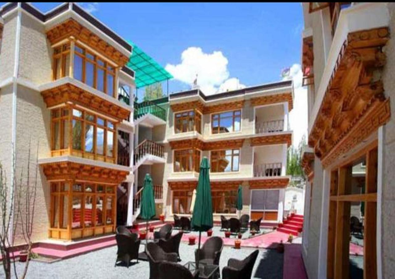 Hotel Om Ladakh Leh Exteriör bild