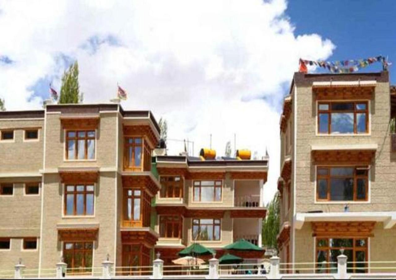 Hotel Om Ladakh Leh Exteriör bild