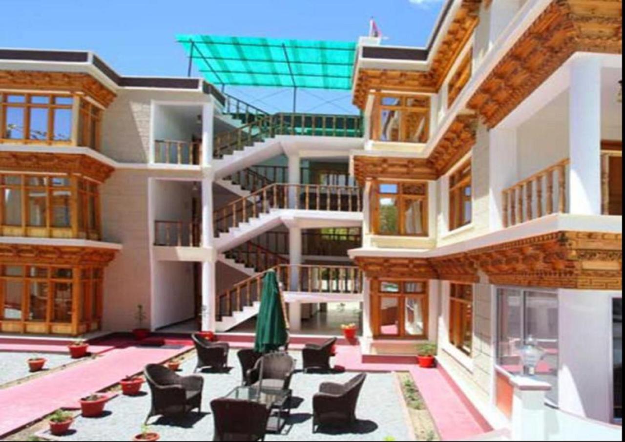 Hotel Om Ladakh Leh Exteriör bild